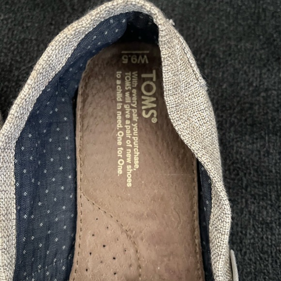 Toms 9.5 Nordstrom original in soft light gold with metal back label - Picture 3 of 4